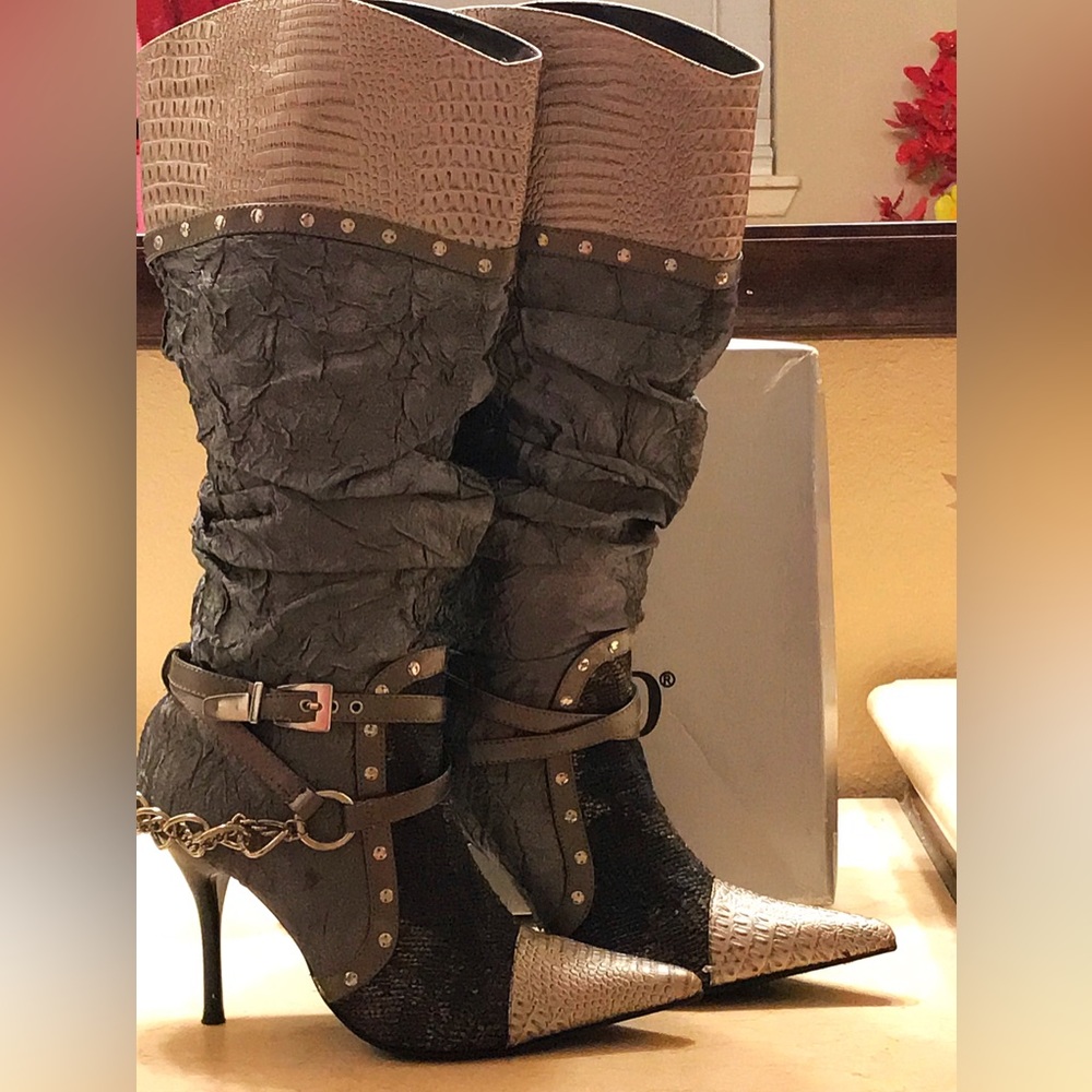 Vintage 80’s Throw Back !  Boots and Chains 😎